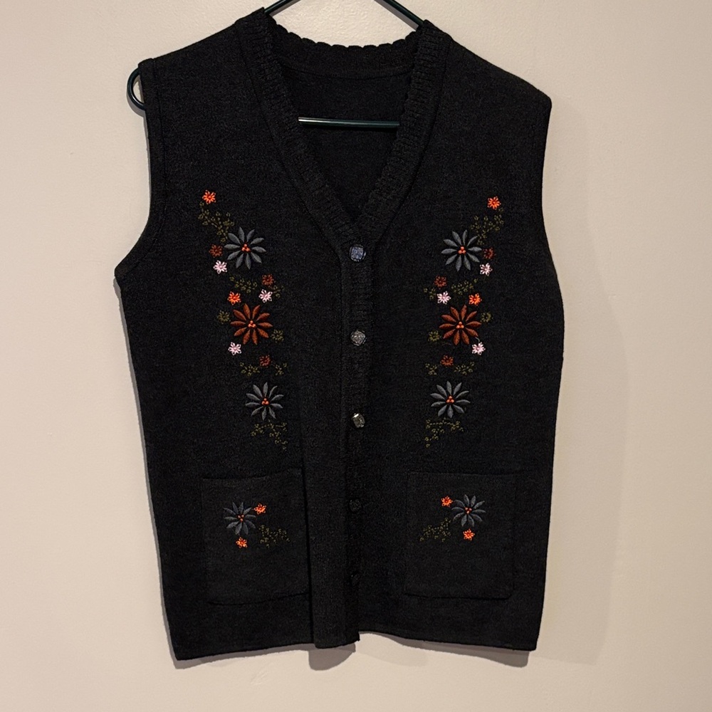 Embroidered grey Knit Vest
